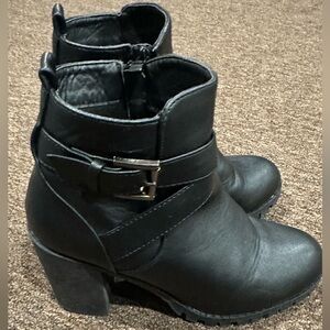 EUC Women's TOP Moda Black Ankle Boots  7.5 shoes chunk heel buckle booties